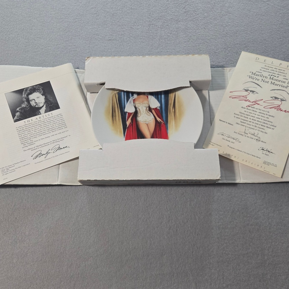 Delphi Marilyn Monroe Collector Plate We're Not Married 8.25" White Red COA Box